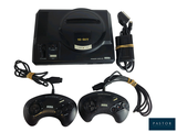 une console de jeux avec deux manettes et un chargeur