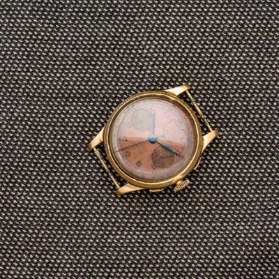 une image représentant une montre posée sur un morceau de tissu