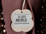un gros plan d'une robe avec une étiquette