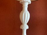 une lampe posée sur une table
