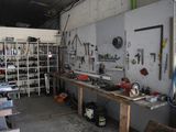 un garage avec de nombreux outils sur les étagères