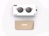 des lunettes de soleil dans une boîte et un étui à lunettes de soleil sur fond blanc
