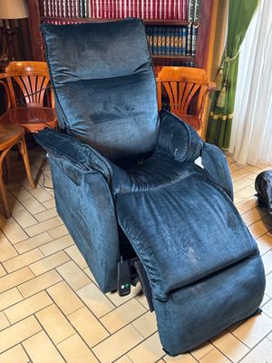 Fauteuil relax électrique en tissu velours bleu foncé.
