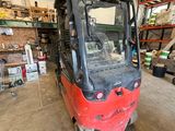 un chariot élévateur rouge garé dans un entrepôt