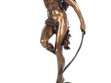 statue en bronze représentant une femme avec un arc et des ailes, posée sur un socle en marbre
