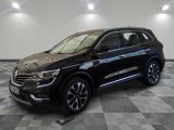 un 4x4 noir garé sur un sol en damier dans un garage