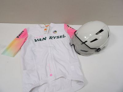 un casque, un t-shirt et un casque posés sur une table