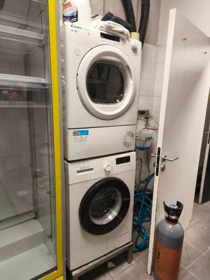 un lave-linge et un sèche-linge dans une petite pièce