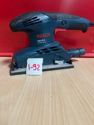 une ponceuse Black & Decker posée sur une table en bois