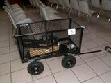 un petit chariot avec un chien à l'intérieur, posé par terre