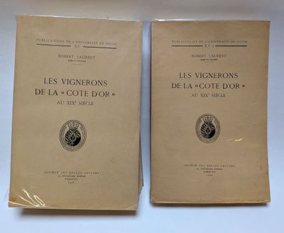 deux livres posés sur une table blanche, sur fond blanc