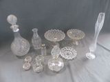 un grand nombre d'objets en verre posés sur une table