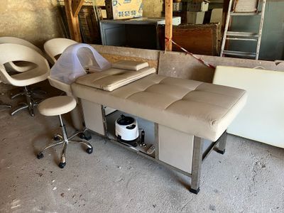 une photo d'un salon avec un canapé et un fauteuil