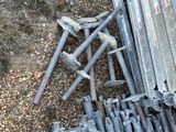 un tas de vieux outils qui traînent par terre