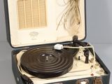 une valise noire contenant un tourne-disque