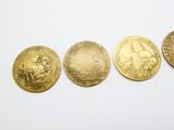 trois pièces d'or portant l'image d'un homme et d'une femme