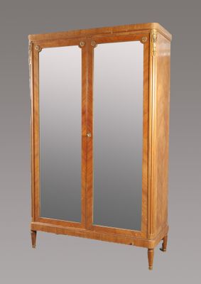 l'image d'une armoire en bois surmontée d'un miroir