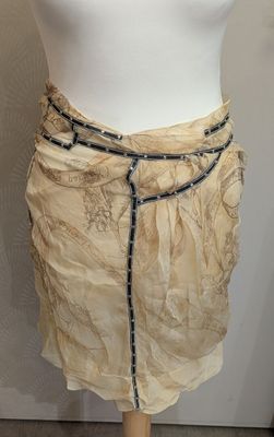 une photo d'un mannequin portant une jupe avec une ceinture