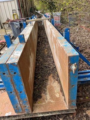 une photo d'une clôture en bois avec un cadre bleu