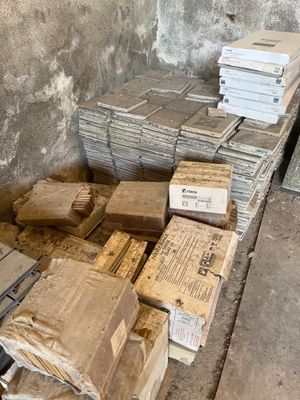 une pile de cartons et un ordinateur portable posés sur une table