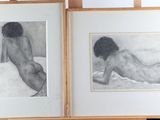 deux photos encadrées représentant une femme nue allongée sur un lit