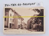une vieille carte postale représentant une rue d'un village français
