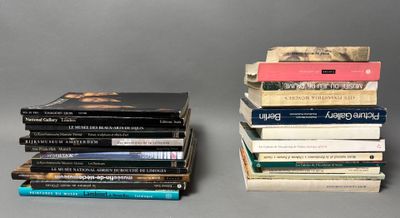 plusieurs livres sont empilés sur une table