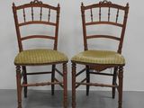 paire de chaises anciennes en bois avec des assises rembourrées vertes
