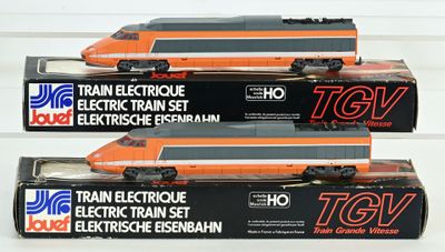 trois trains miniatures posés les uns sur les autres sur une table