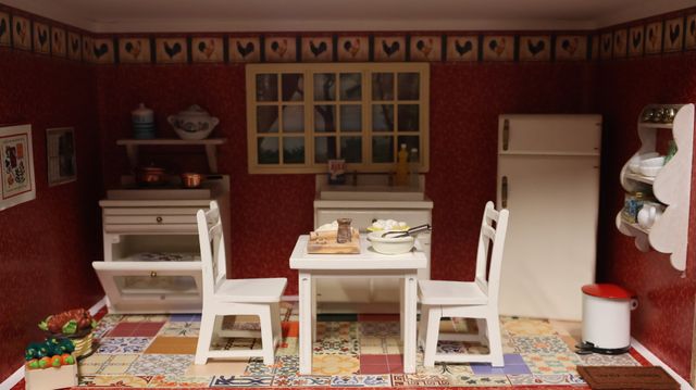Diorama. Composition miniature, dans une vitrine en bois, vitre e...