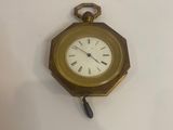une petite horloge accrochée au mur