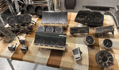 une table sur laquelle sont posées de nombreuses horloges de différents types