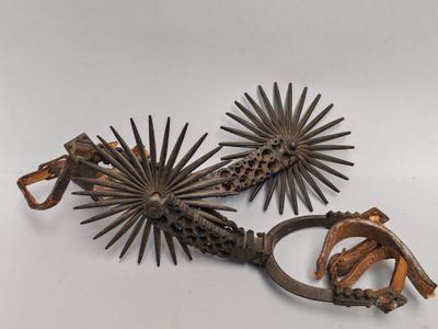 Paire d'ÉPERONS de husao en fer forgé. Les branches se termi…