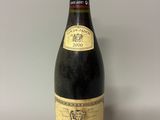 une vieille bouteille de vin posée sur une table