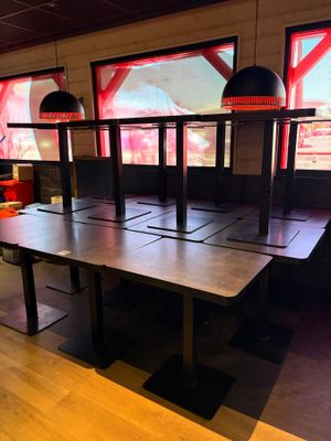 une longue table au milieu d'une grande pièce