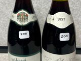 deux bouteilles de vin posées l'une à côté de l'autre sur un comptoir