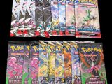 Le jeu de cartes à collectionner Pokémon est présenté sur un fond noir.