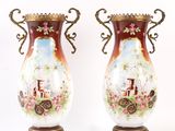 paire de vases décorés de motifs peints à la main, posés sur un socle