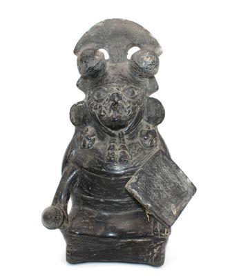 Vase représentant un guerrier assis en tailleur. Il porte un…