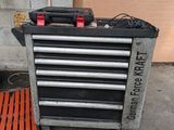 une image représentant un coffre à outils et une boîte à outils