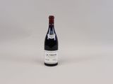 une bouteille de vin posée sur une table
