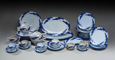 de nombreuses assiettes, tasses et soucoupes bleues et blanches