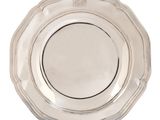 une assiette en argent sur fond blanc, bordée d'un liseré noir