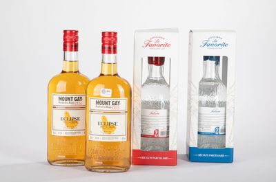 trois bouteilles d'alcools différents posées les unes à côté des autres