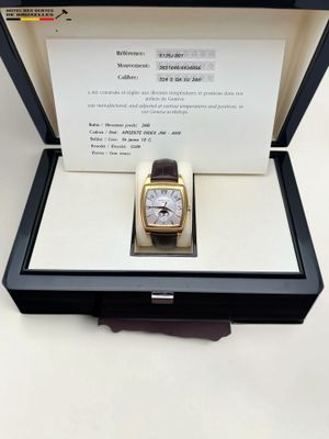 une boîte avec une montre à l'intérieur sur une table