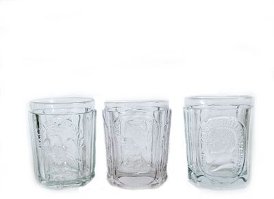 trois verres posés les uns à côté des autres sur une surface blanche