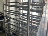 une étagère métallique sur laquelle sont posés plusieurs plateaux