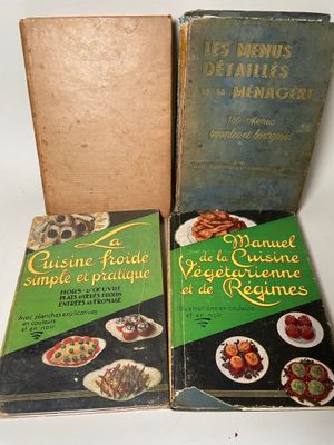 trois livres sont posés les uns à côté des autres sur une surface blanche