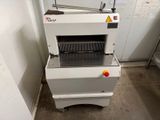 une machine qui se trouve dans le coin d'une pièce