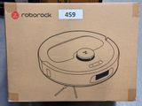 emballage d'un aspirateur robot posé sur une boîte en carton
